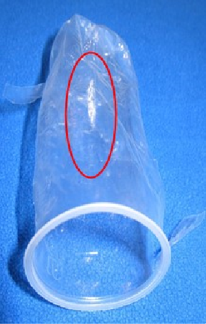 Figura 1: contaminación similar a la cera en la superficie de las bolsas de plástico de polietileno para biberones.